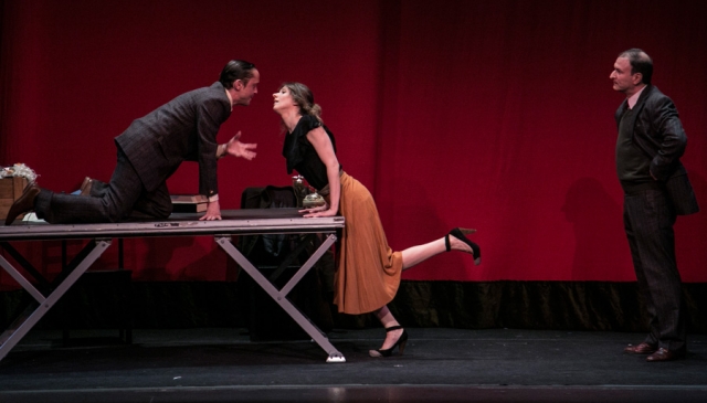 Usted Tiene Ojos de Mujer Fatal... En la Radio